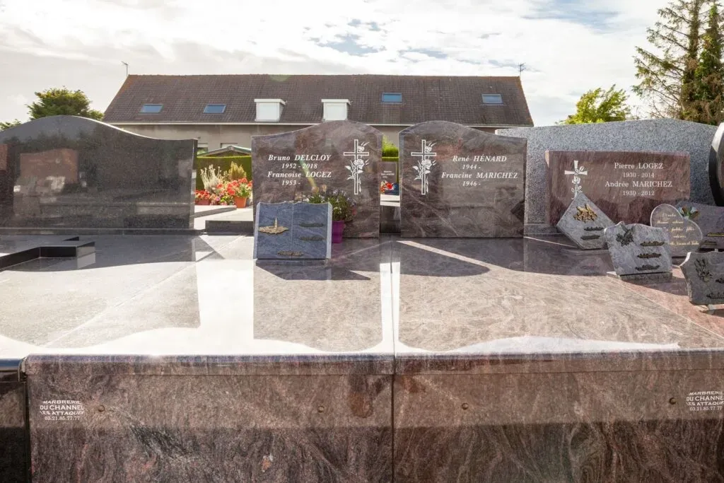 Sépultures et monuments funéraires en granit exposés dans un cimetière