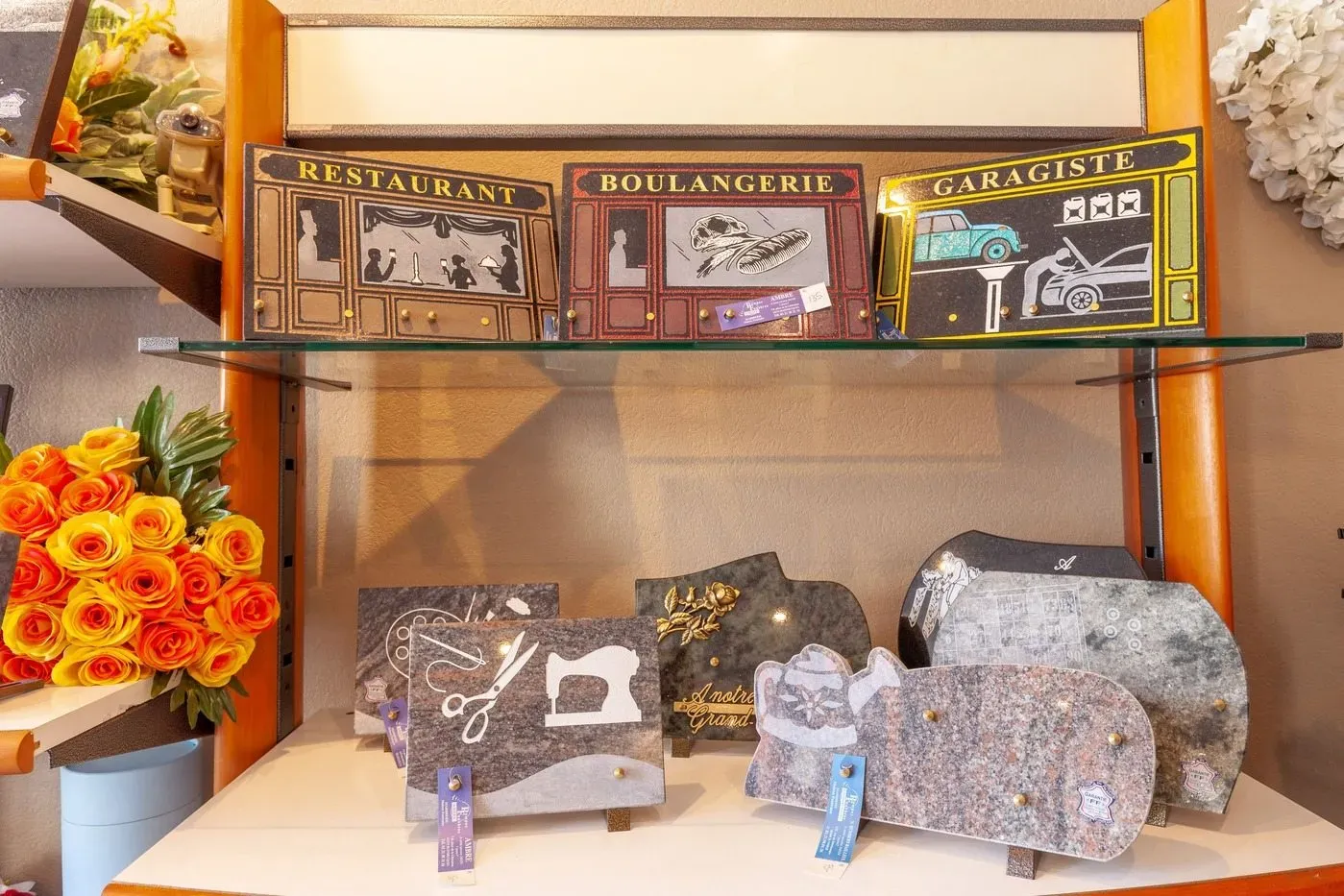 Plaques funéraires personnalisées en granit illustrant divers métiers et thèmes