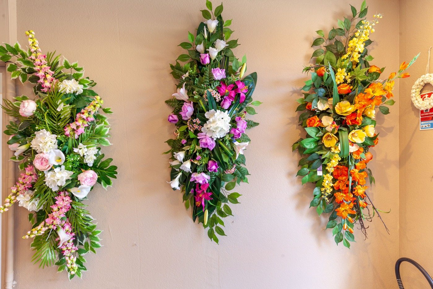 trois bouquet sur un mur