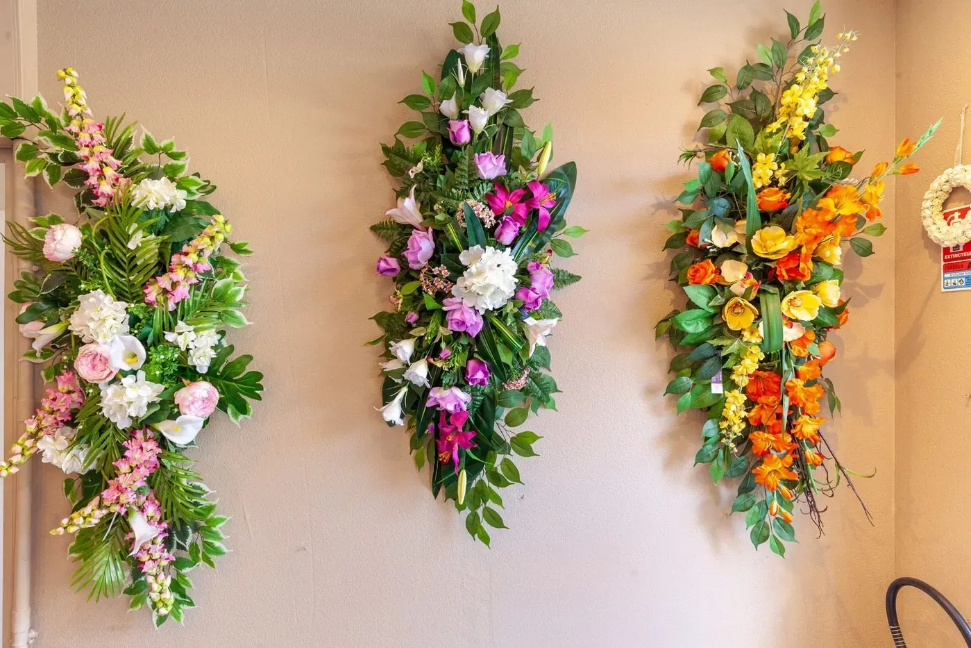 Trois composantes et guirlandes murales de fleurs artificielles colorées pour hommage funéraire