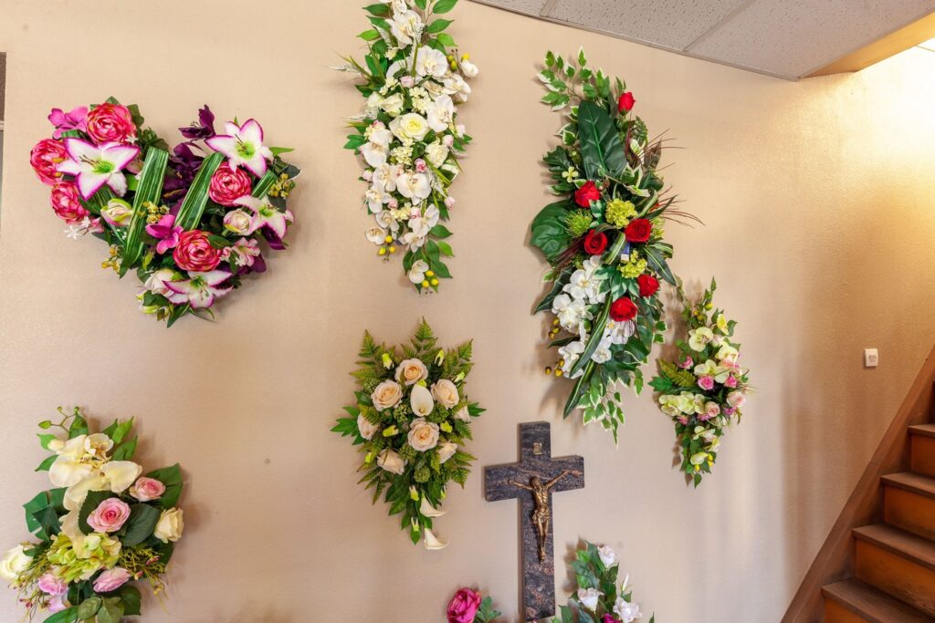 des bouquets et une croix sur le mur