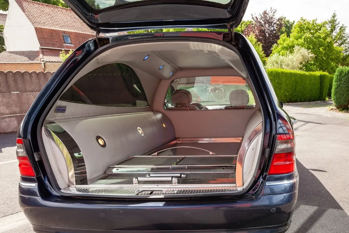 Intérieur aménagé du coffre d'un corbillard avec caisson et éclairage intégré