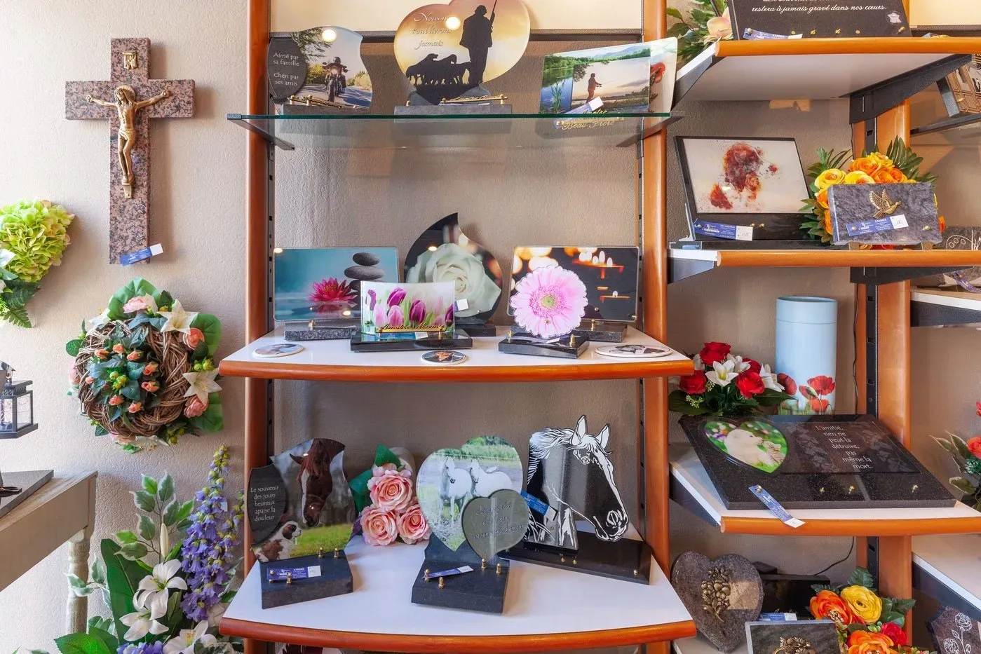 Étagères d'exposition présentants des plaques funéraires décoratives avec motifs et photos