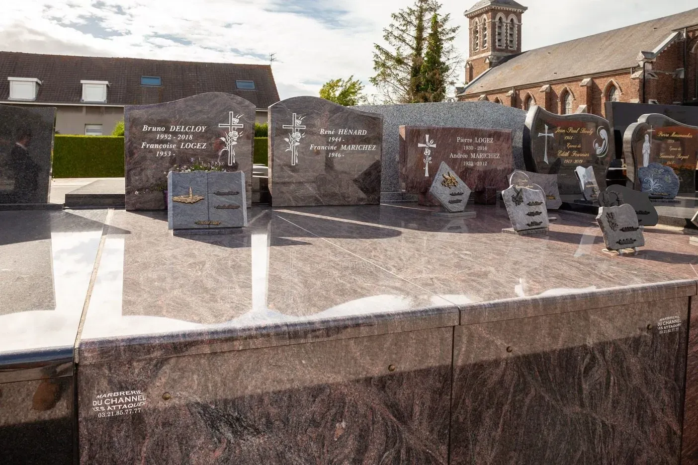 Alignement de monuments funéraires et stèles en granit dans un cimetière